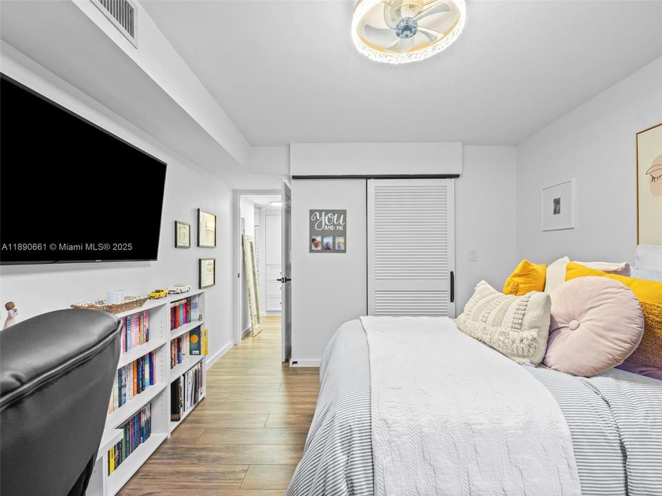 合同活跃: $375,000 (2 贝兹, 2 浴室, 1200 平方英尺)