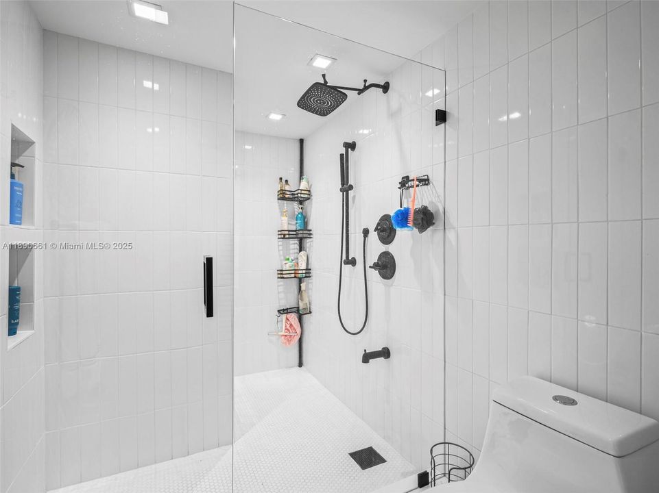 合同活跃: $375,000 (2 贝兹, 2 浴室, 1200 平方英尺)