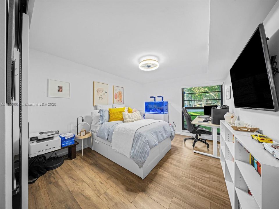 合同活跃: $375,000 (2 贝兹, 2 浴室, 1200 平方英尺)