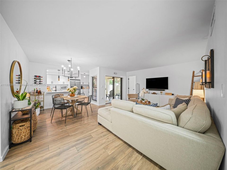 合同活跃: $375,000 (2 贝兹, 2 浴室, 1200 平方英尺)