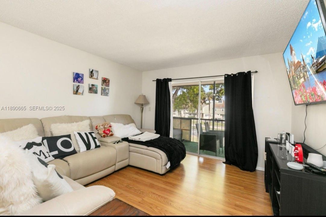 Active With Contract: $1,450 (1 beds, 1 baths, 0 Square Feet)
