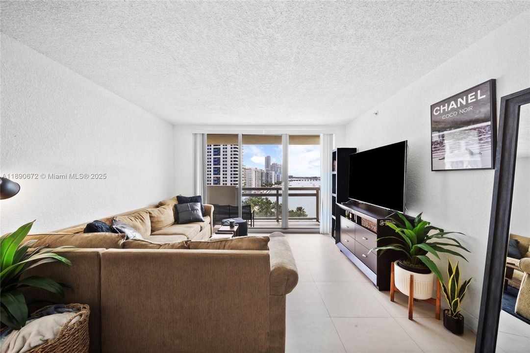 For Sale: $735,000 (2 beds, 2 baths, 1072 Square Feet)