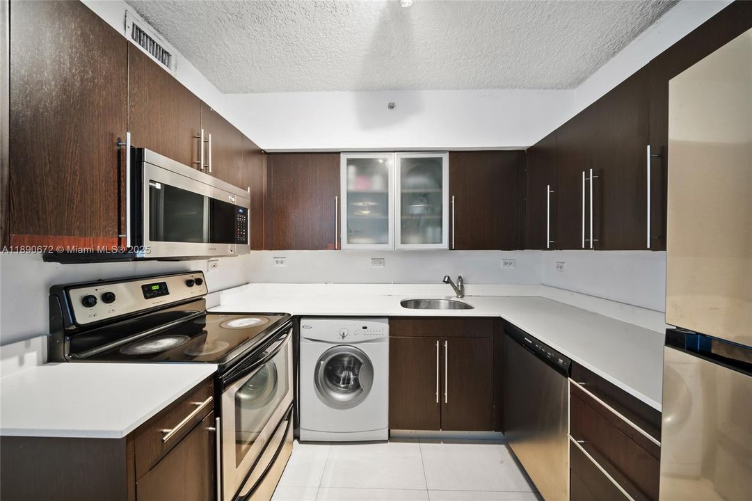 For Sale: $735,000 (2 beds, 2 baths, 1072 Square Feet)