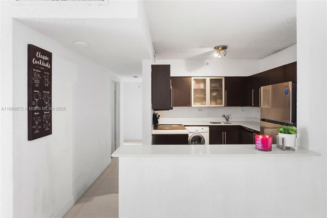 For Sale: $735,000 (2 beds, 2 baths, 1072 Square Feet)