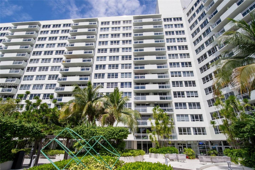 For Sale: $735,000 (2 beds, 2 baths, 1072 Square Feet)