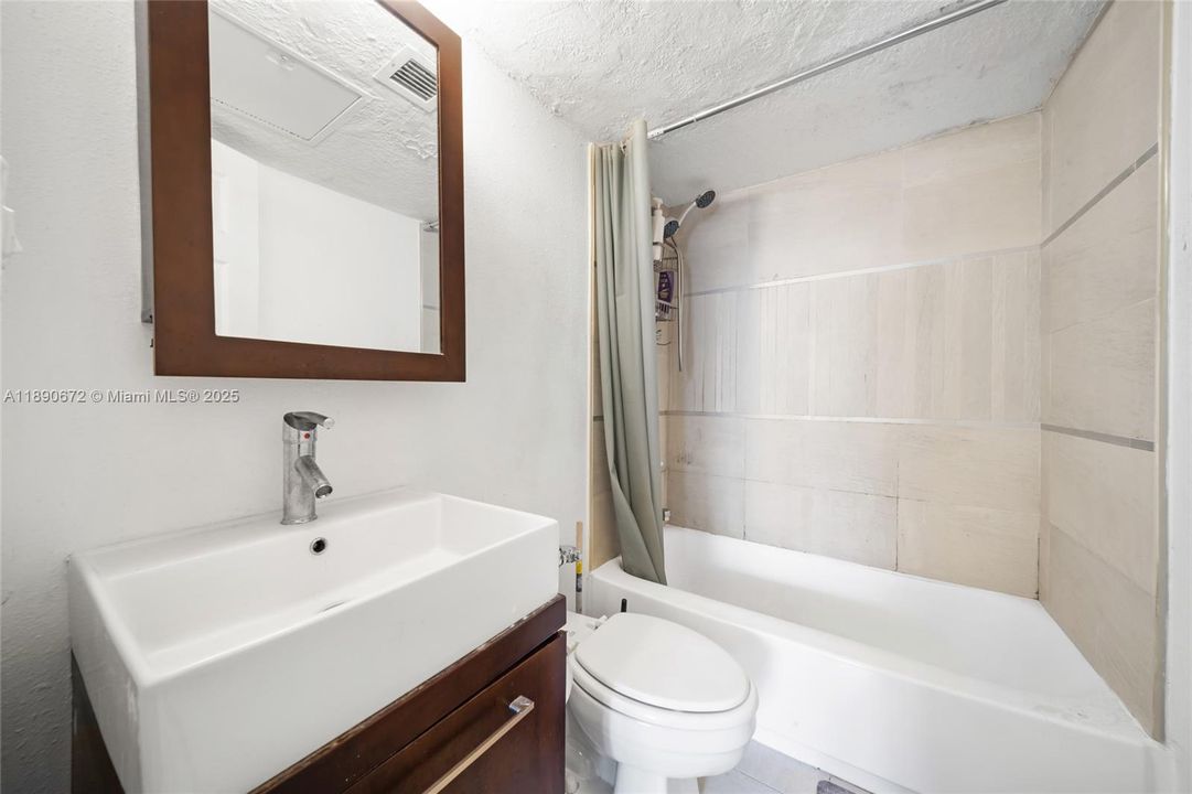 For Sale: $735,000 (2 beds, 2 baths, 1072 Square Feet)