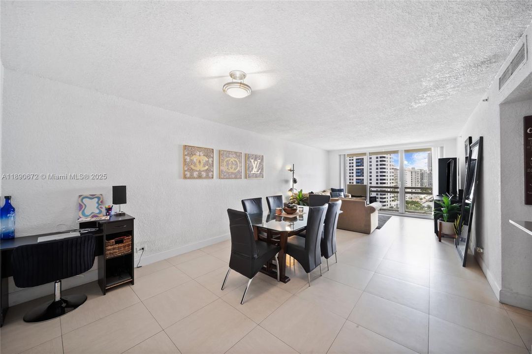 For Sale: $735,000 (2 beds, 2 baths, 1072 Square Feet)