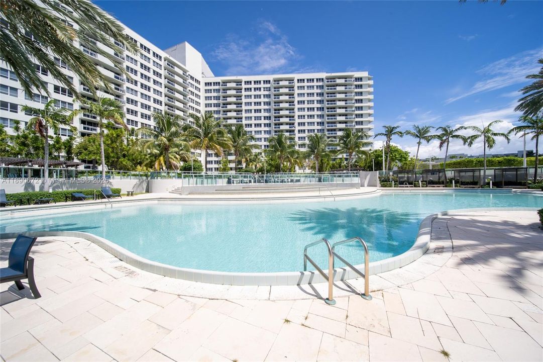 For Sale: $735,000 (2 beds, 2 baths, 1072 Square Feet)