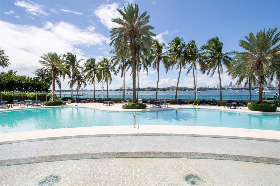 For Sale: $735,000 (2 beds, 2 baths, 1072 Square Feet)