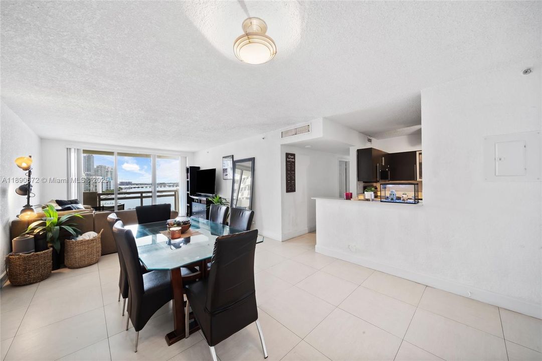 For Sale: $735,000 (2 beds, 2 baths, 1072 Square Feet)