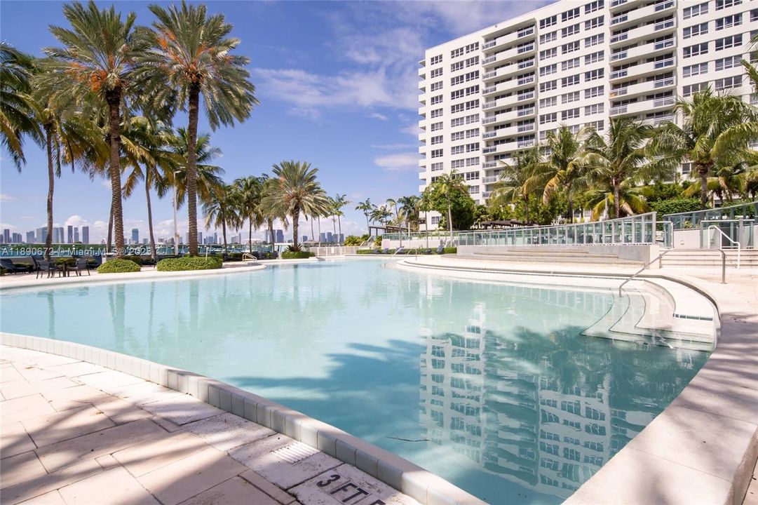 For Sale: $735,000 (2 beds, 2 baths, 1072 Square Feet)