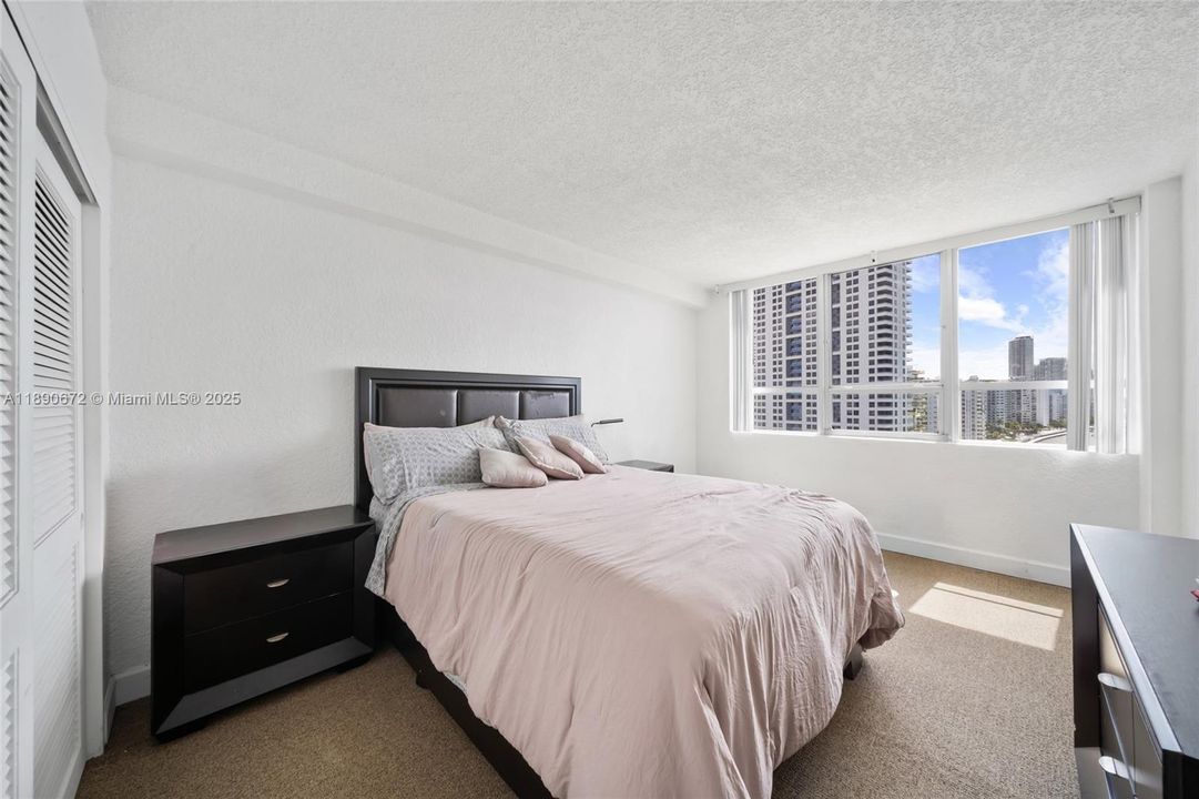 For Sale: $735,000 (2 beds, 2 baths, 1072 Square Feet)