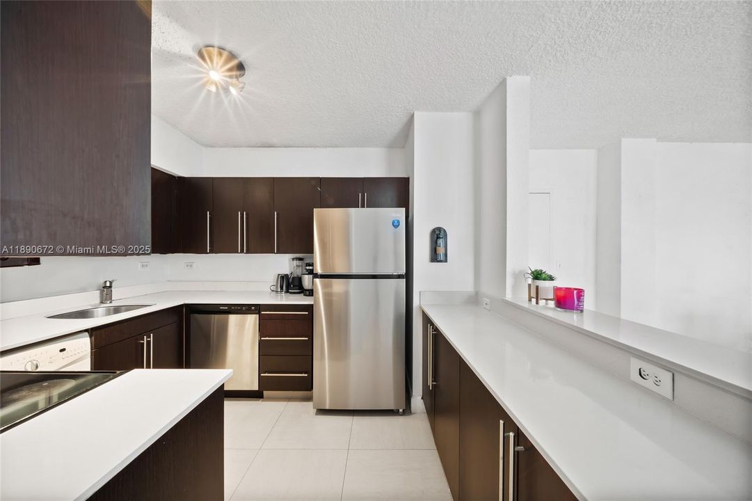 For Sale: $735,000 (2 beds, 2 baths, 1072 Square Feet)