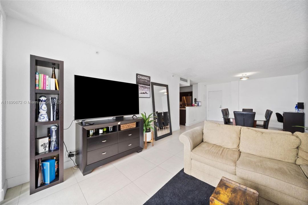 For Sale: $735,000 (2 beds, 2 baths, 1072 Square Feet)