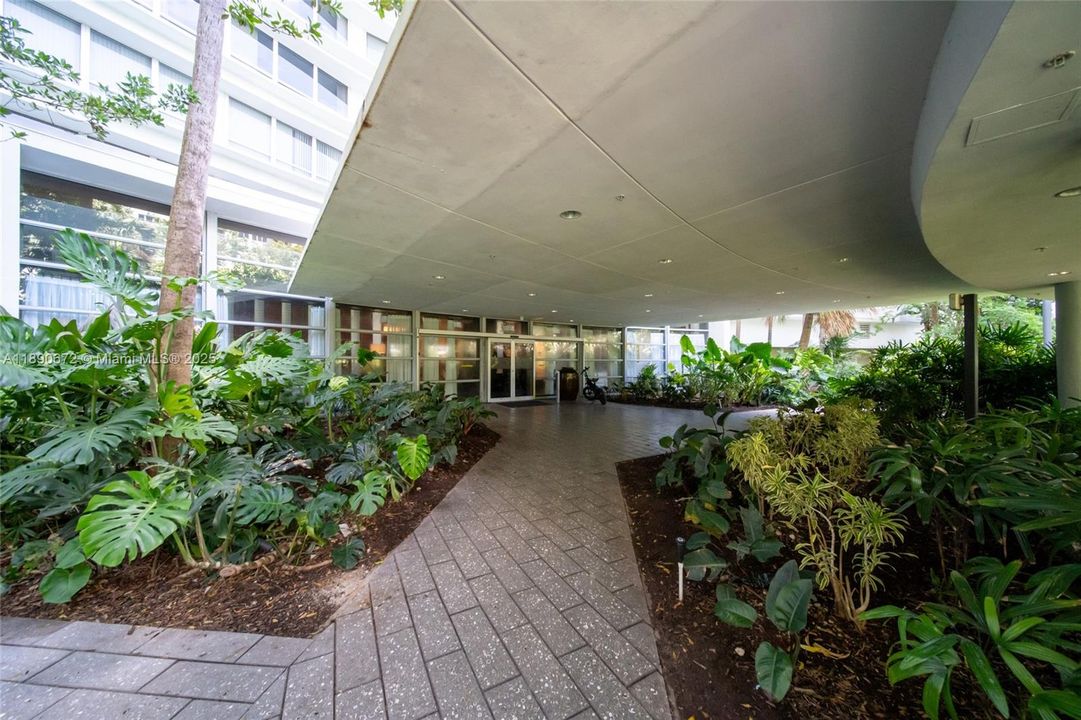 For Sale: $735,000 (2 beds, 2 baths, 1072 Square Feet)