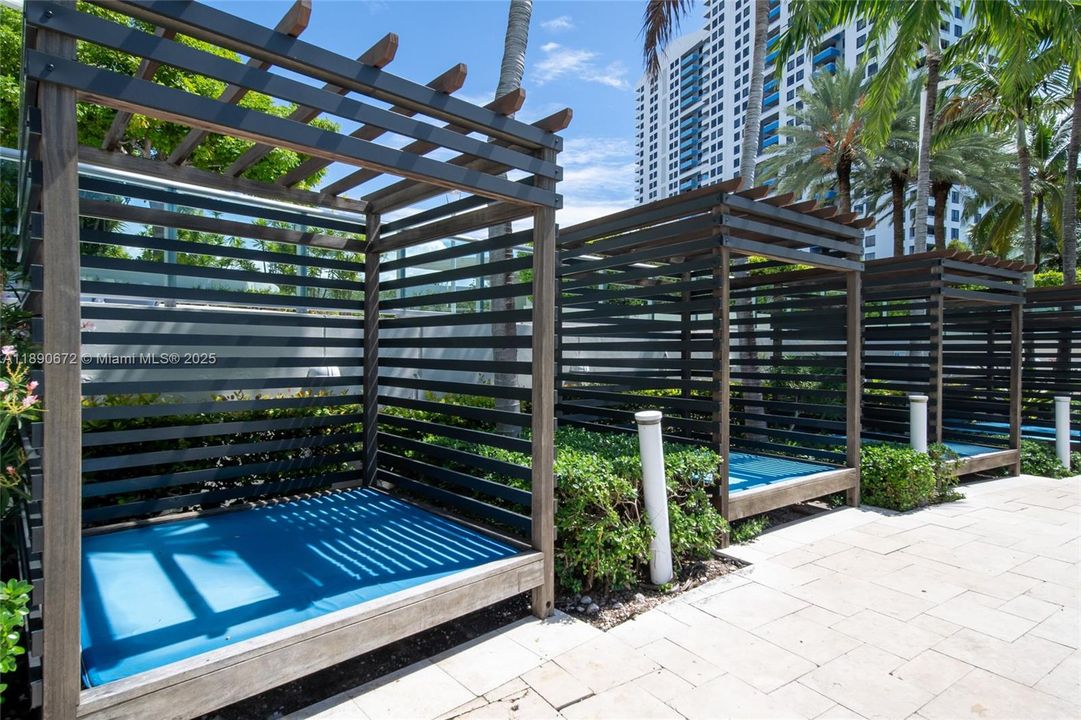 For Sale: $735,000 (2 beds, 2 baths, 1072 Square Feet)