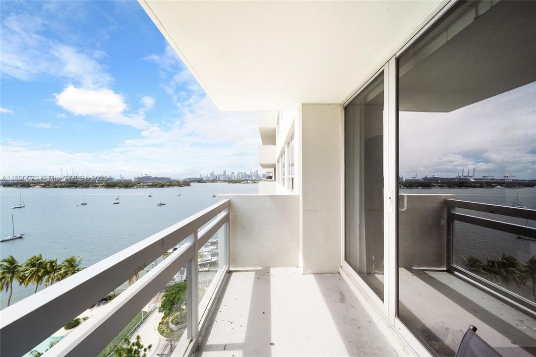 For Sale: $735,000 (2 beds, 2 baths, 1072 Square Feet)