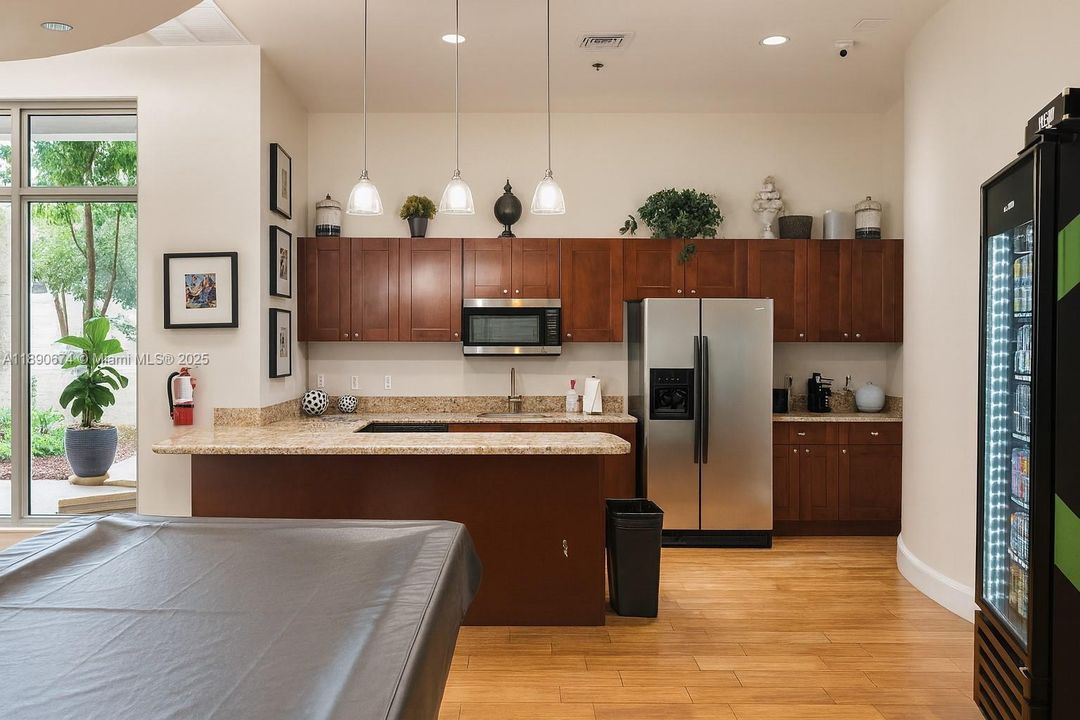 For Sale: $325,000 (2 beds, 2 baths, 1036 Square Feet)