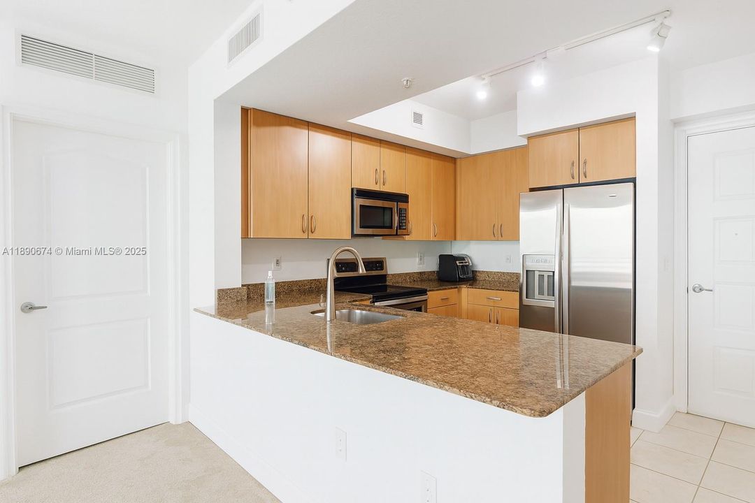 For Sale: $325,000 (2 beds, 2 baths, 1036 Square Feet)