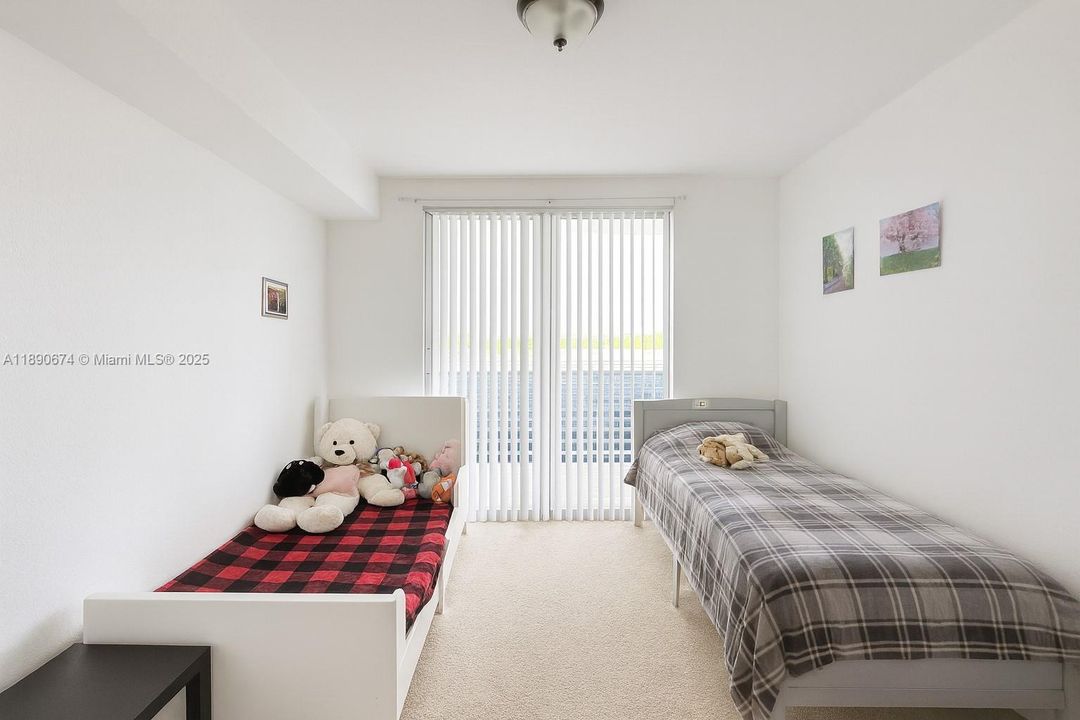 For Sale: $325,000 (2 beds, 2 baths, 1036 Square Feet)