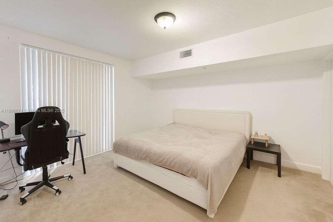 For Sale: $325,000 (2 beds, 2 baths, 1036 Square Feet)