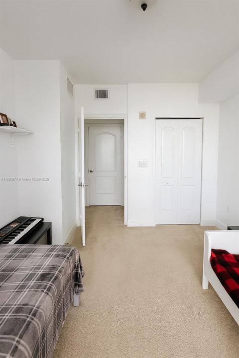 For Sale: $325,000 (2 beds, 2 baths, 1036 Square Feet)