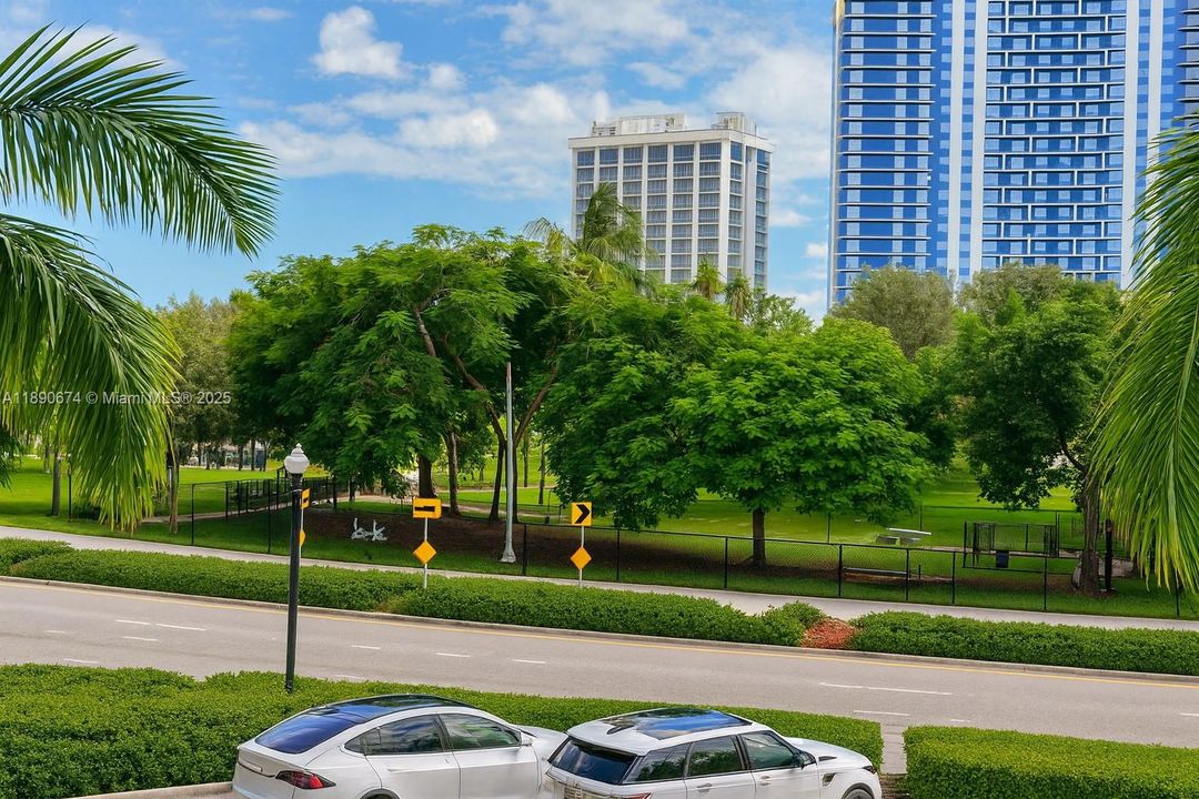 For Sale: $325,000 (2 beds, 2 baths, 1036 Square Feet)