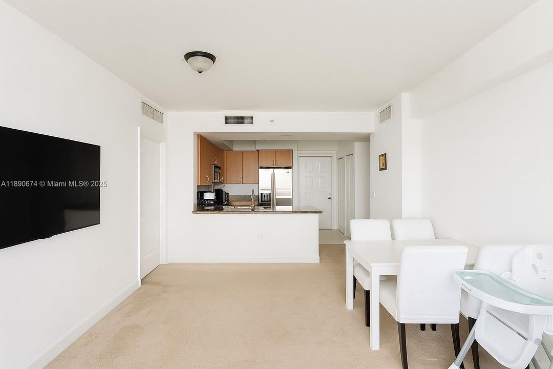 For Sale: $325,000 (2 beds, 2 baths, 1036 Square Feet)