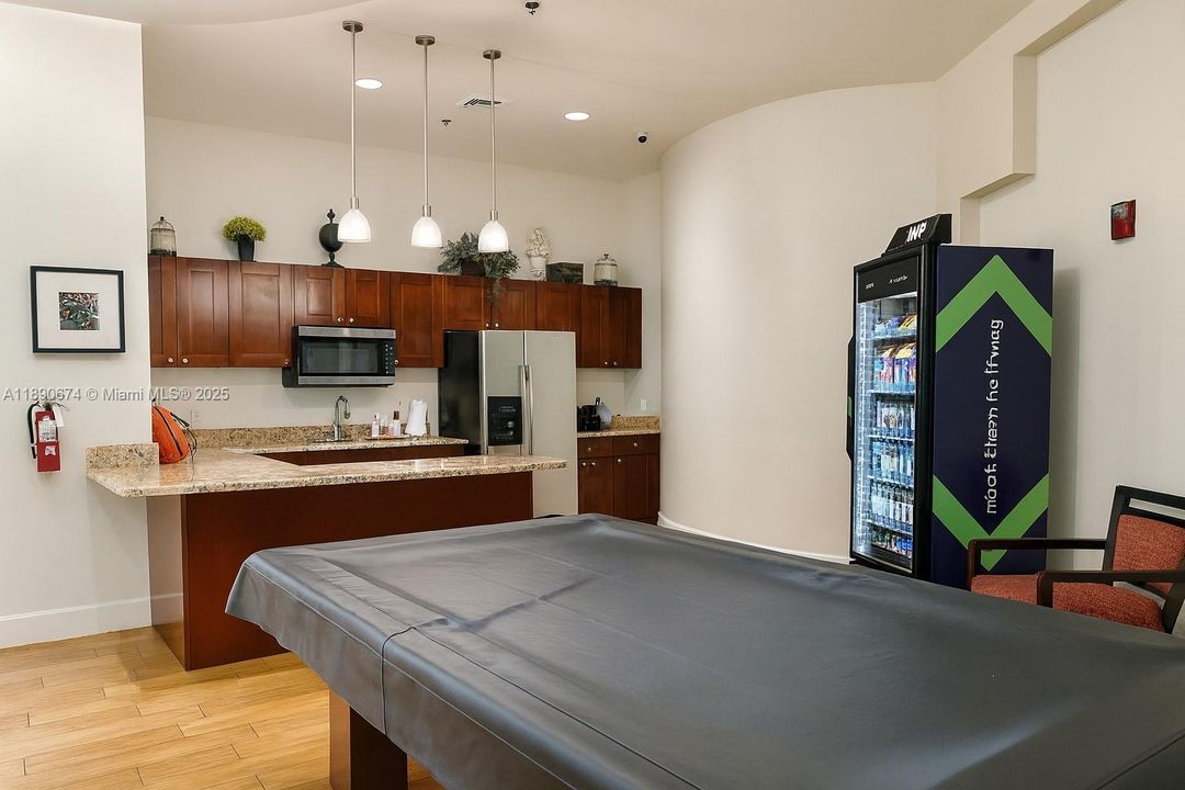 For Sale: $325,000 (2 beds, 2 baths, 1036 Square Feet)