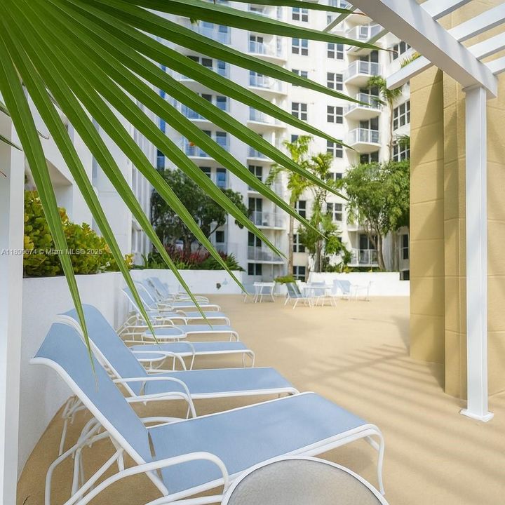 For Sale: $325,000 (2 beds, 2 baths, 1036 Square Feet)