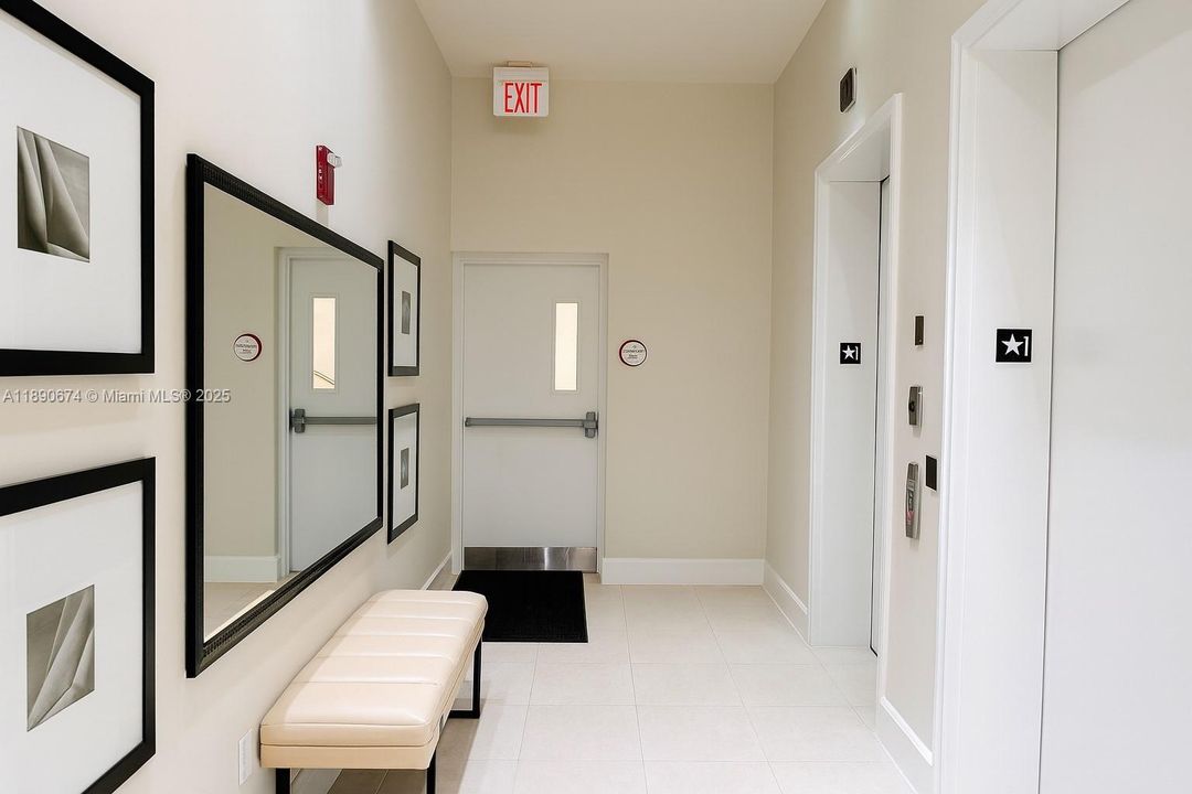 For Sale: $325,000 (2 beds, 2 baths, 1036 Square Feet)