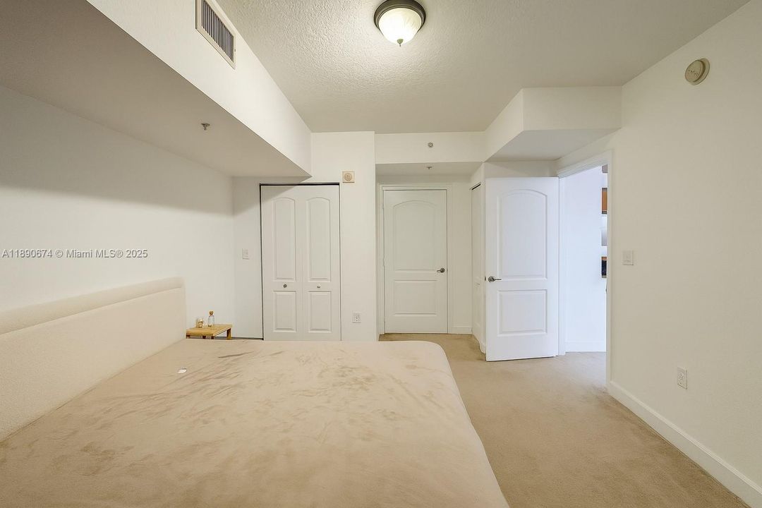 For Sale: $325,000 (2 beds, 2 baths, 1036 Square Feet)