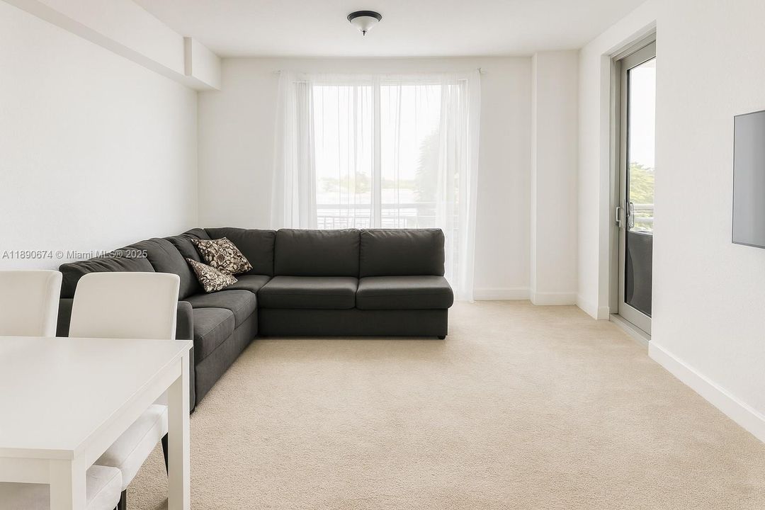 For Sale: $325,000 (2 beds, 2 baths, 1036 Square Feet)