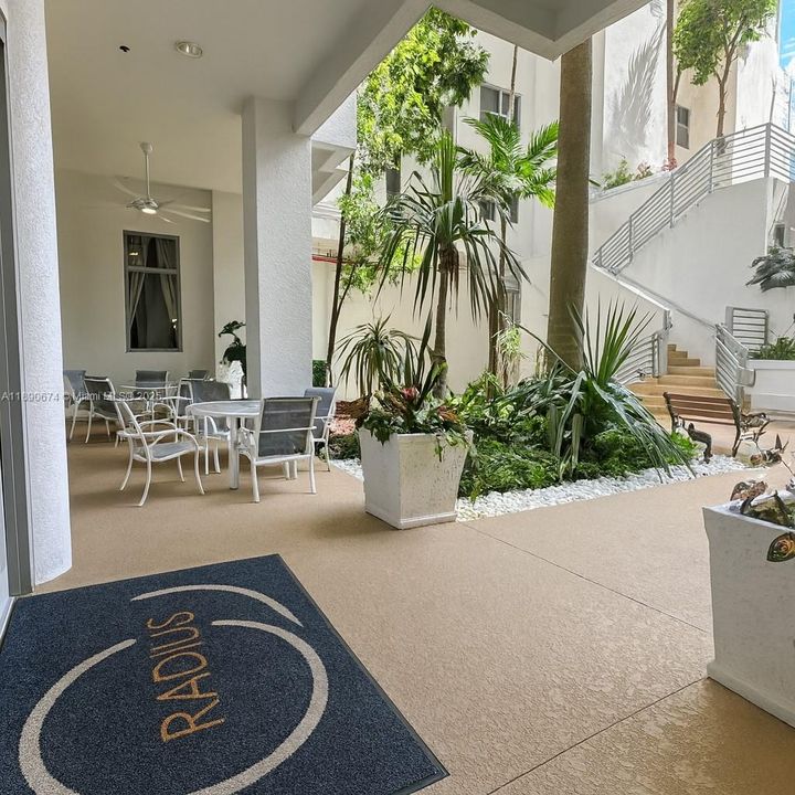 For Sale: $325,000 (2 beds, 2 baths, 1036 Square Feet)