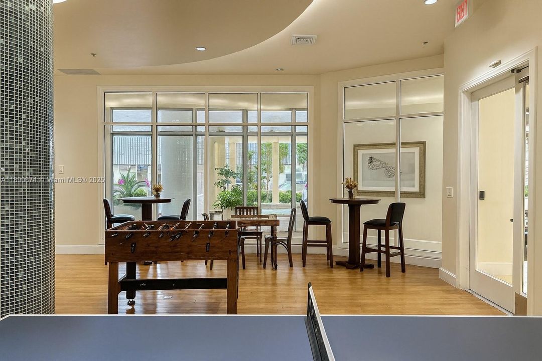 For Sale: $325,000 (2 beds, 2 baths, 1036 Square Feet)