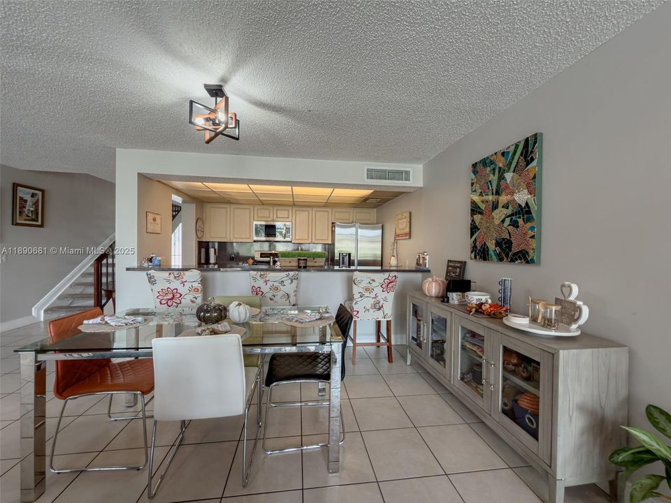 Под контрактом: $480,000 (3 спален, 2 ванн, 1511 Квадратных фут)