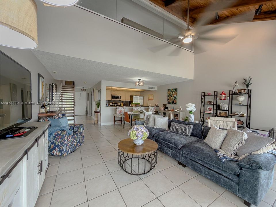 Под контрактом: $480,000 (3 спален, 2 ванн, 1511 Квадратных фут)