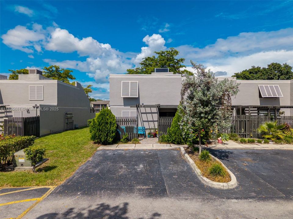 Под контрактом: $480,000 (3 спален, 2 ванн, 1511 Квадратных фут)