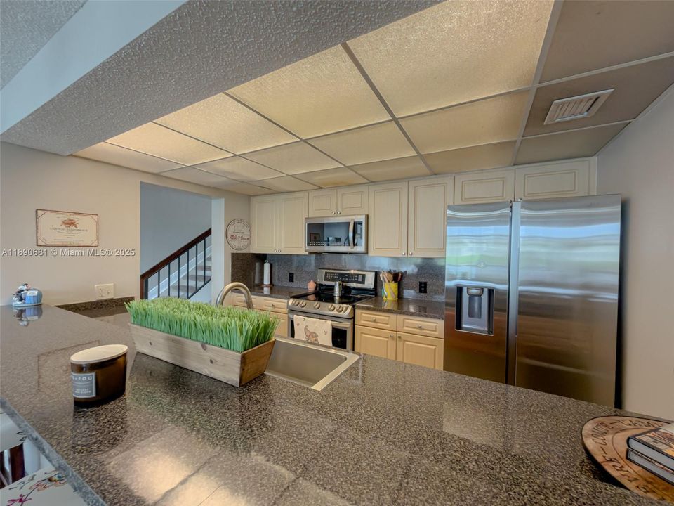 Под контрактом: $480,000 (3 спален, 2 ванн, 1511 Квадратных фут)