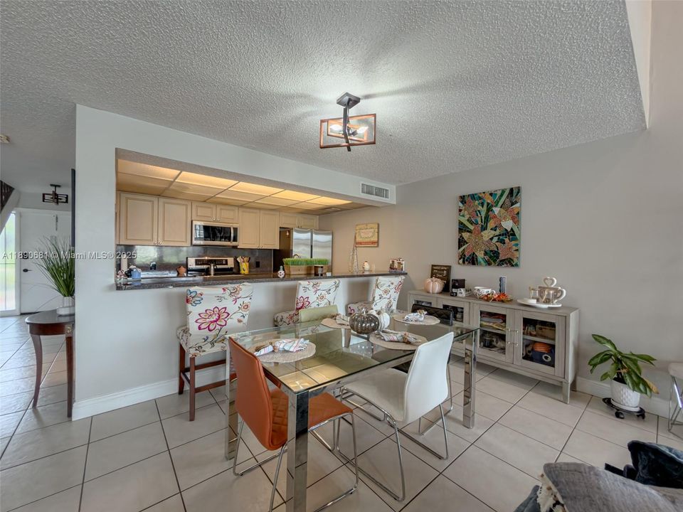 Под контрактом: $480,000 (3 спален, 2 ванн, 1511 Квадратных фут)