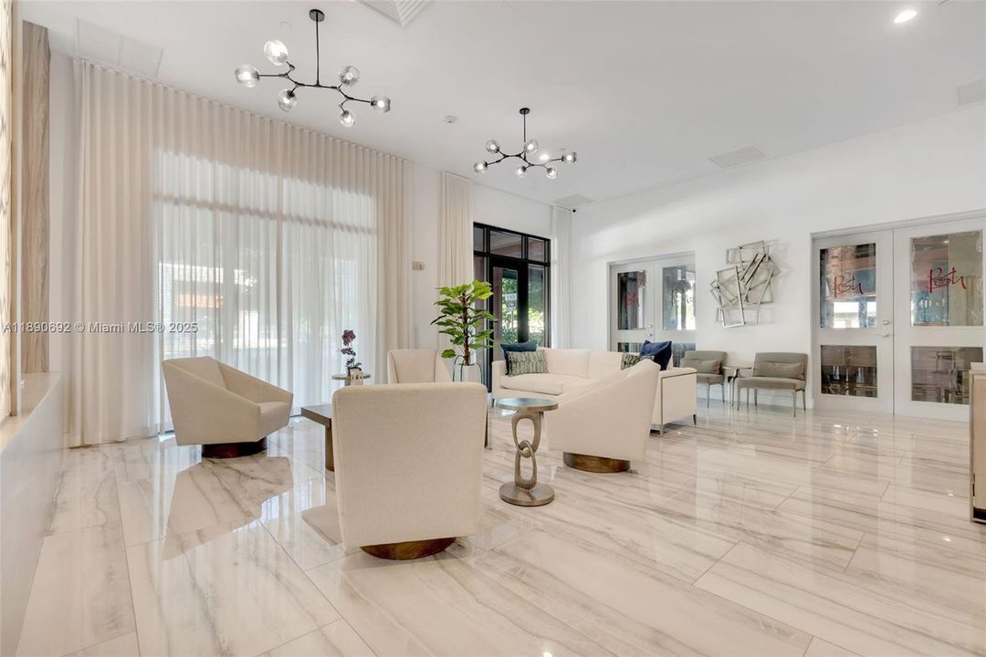 Под контрактом: $399,900 (2 спален, 2 ванн, 1212 Квадратных фут)