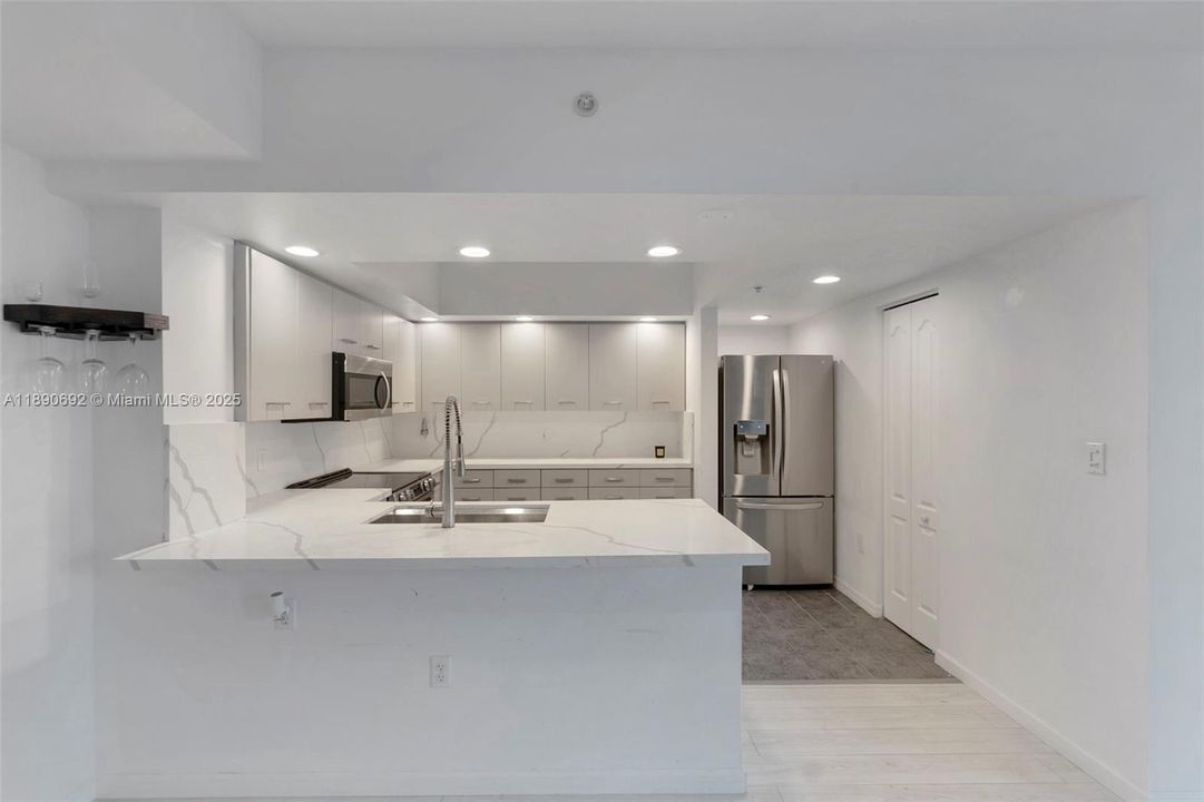 Под контрактом: $399,900 (2 спален, 2 ванн, 1212 Квадратных фут)