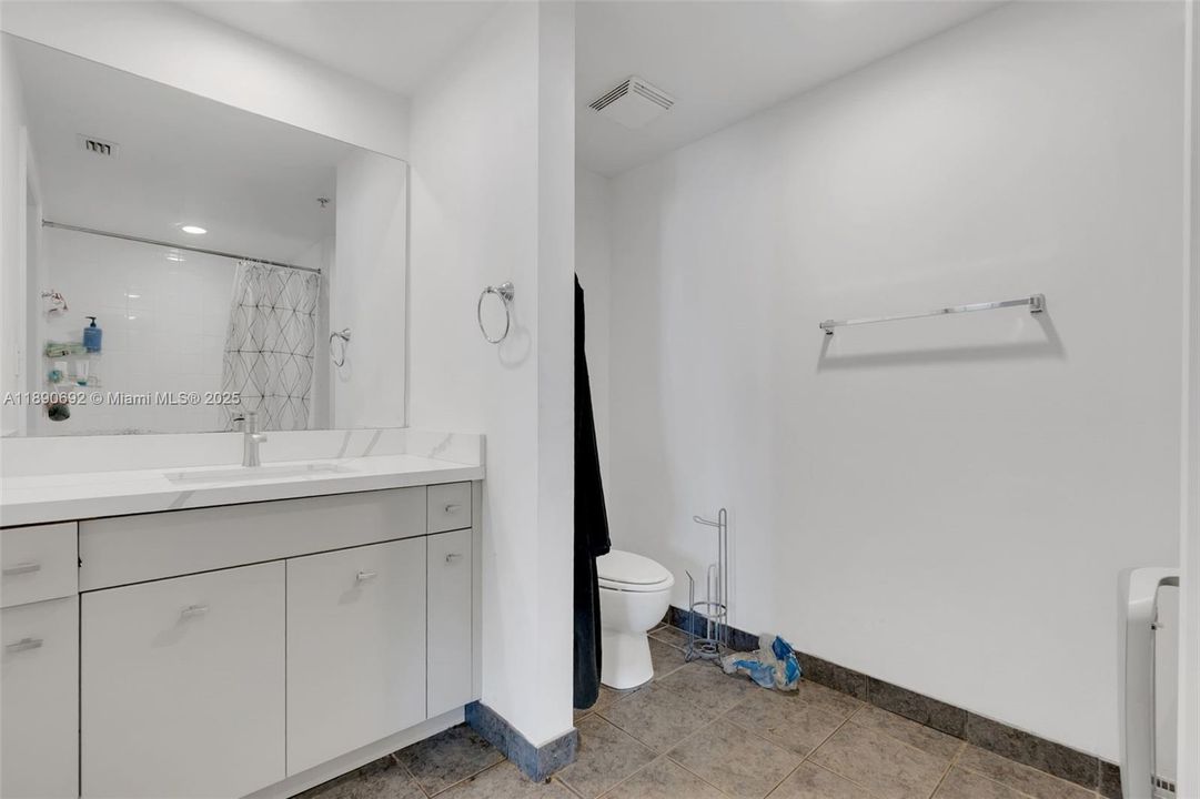 Под контрактом: $399,900 (2 спален, 2 ванн, 1212 Квадратных фут)