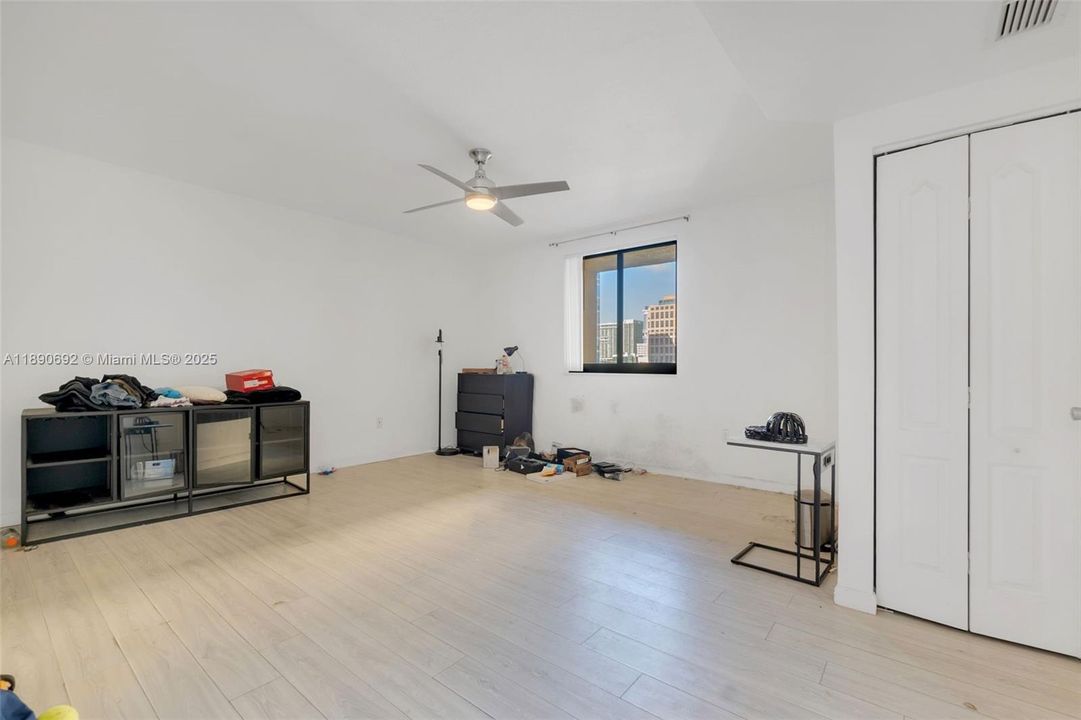 Под контрактом: $399,900 (2 спален, 2 ванн, 1212 Квадратных фут)