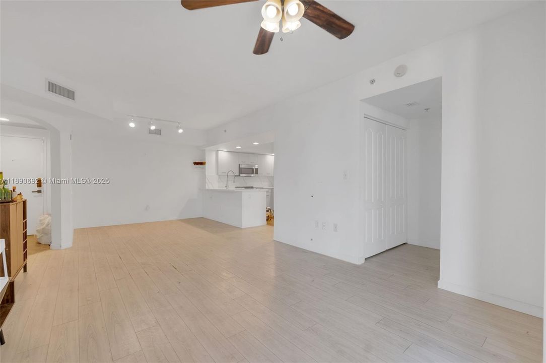 Под контрактом: $399,900 (2 спален, 2 ванн, 1212 Квадратных фут)