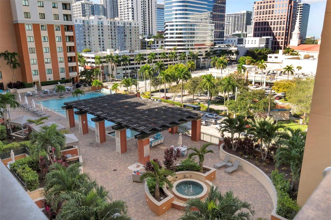 Под контрактом: $399,900 (2 спален, 2 ванн, 1212 Квадратных фут)