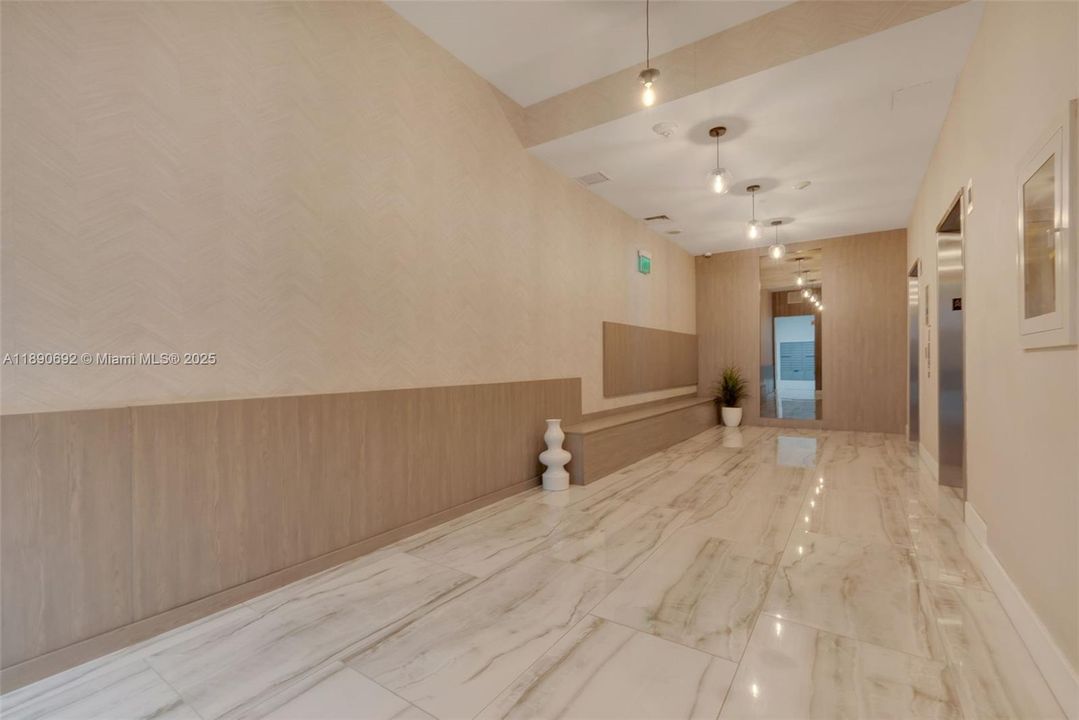 Под контрактом: $399,900 (2 спален, 2 ванн, 1212 Квадратных фут)