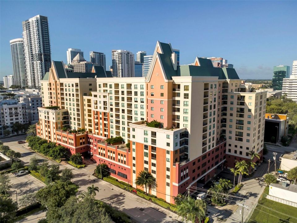 Под контрактом: $399,900 (2 спален, 2 ванн, 1212 Квадратных фут)