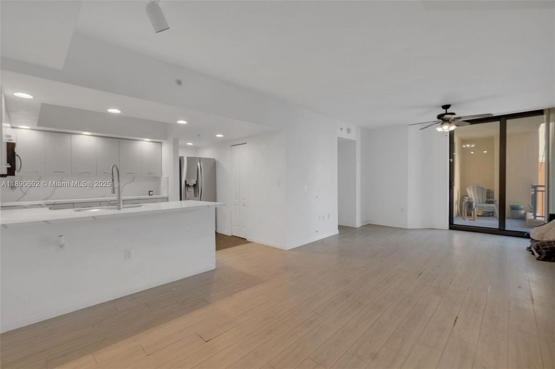 Под контрактом: $399,900 (2 спален, 2 ванн, 1212 Квадратных фут)