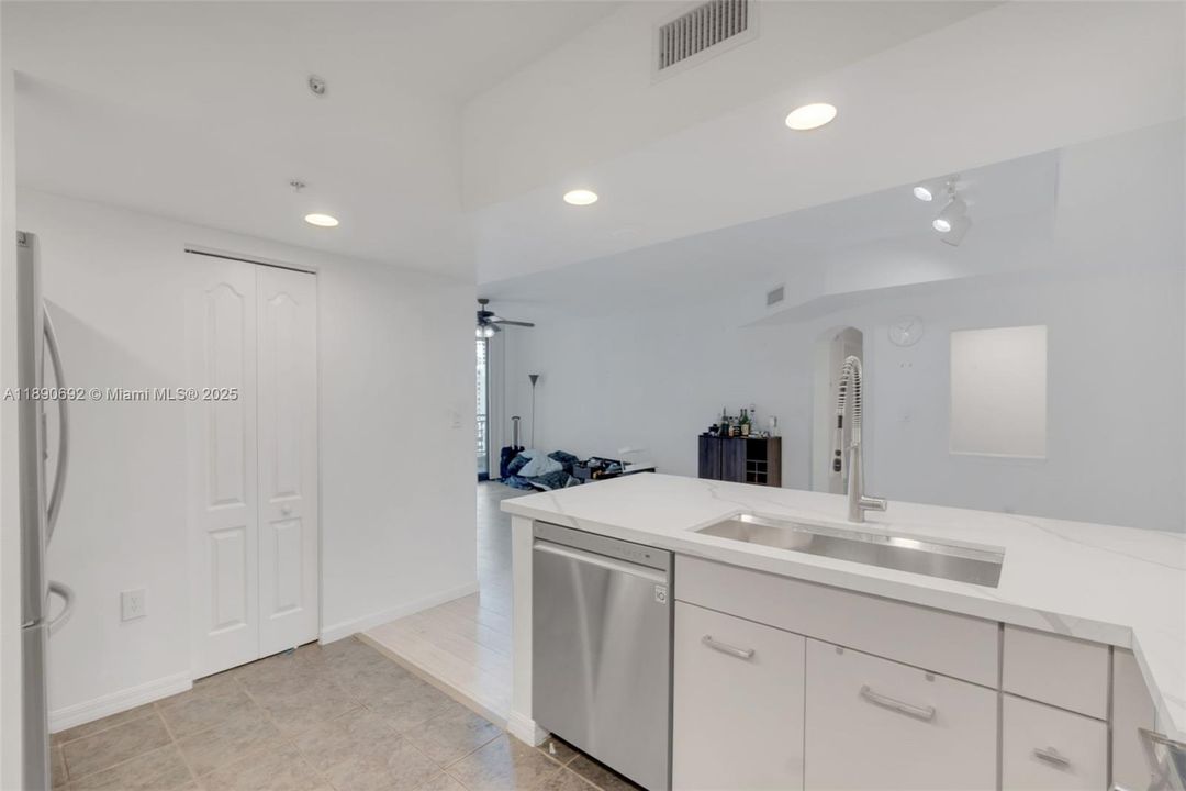 Под контрактом: $399,900 (2 спален, 2 ванн, 1212 Квадратных фут)